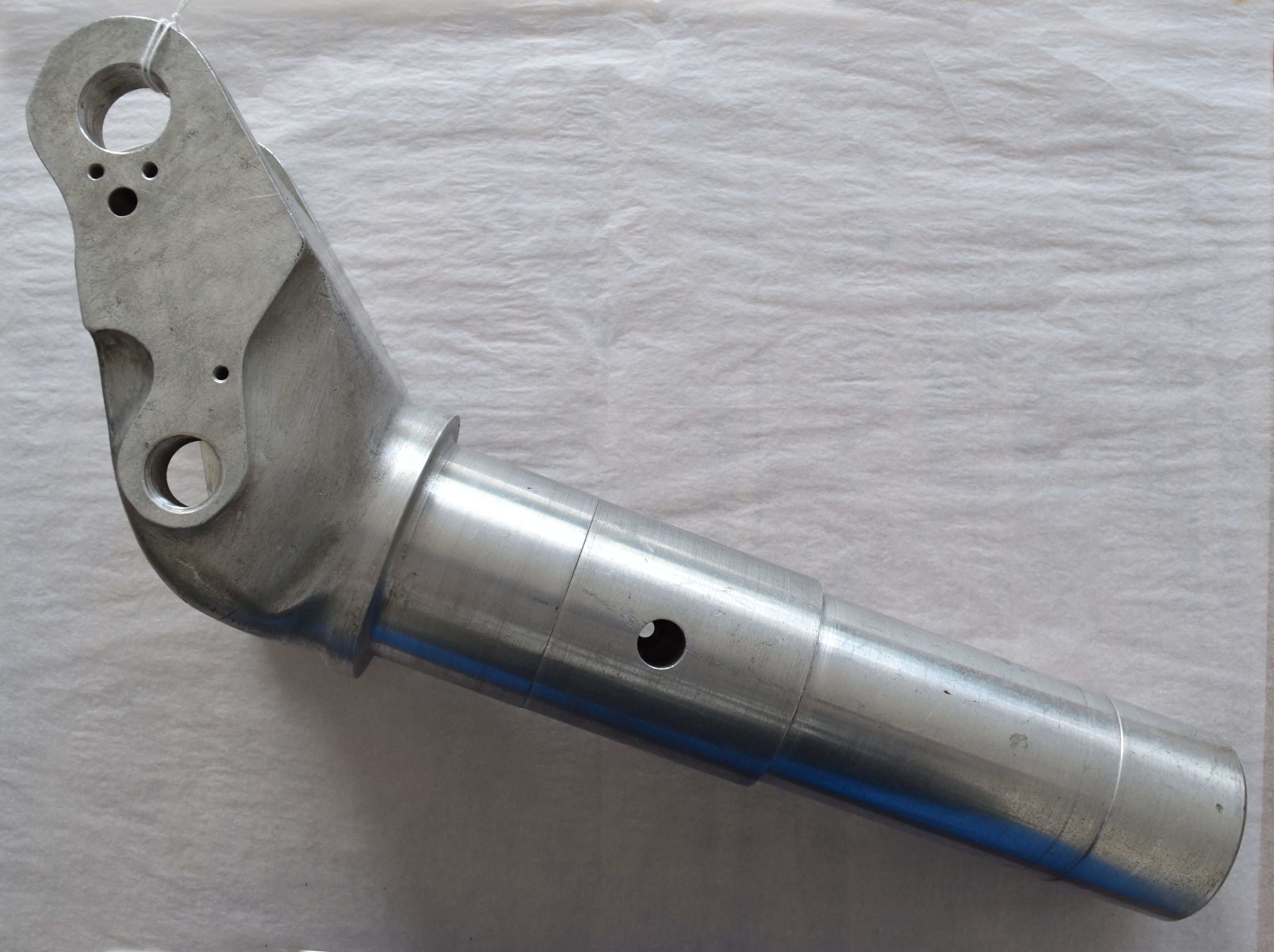 Aluminium machine part, consisting of cylindrical element with attachment on left side.